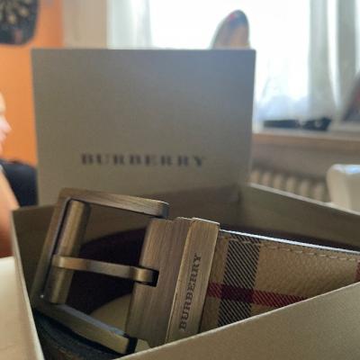 Gürtel der Marke Burberry. - thumb