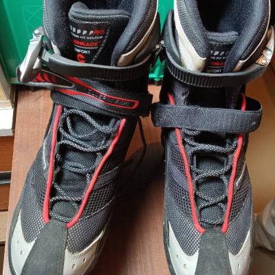 Rollerblades mit Hand- und Knieschutz - thumb