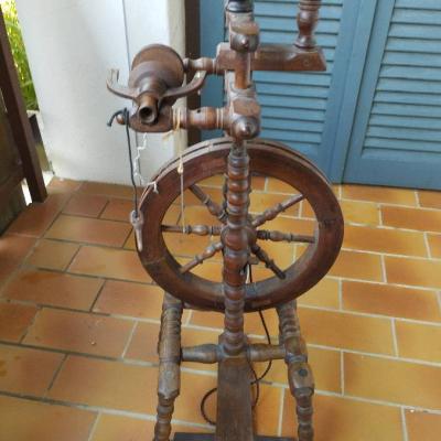 Schönes,antikes, dekoratives Spinnrad - thumb