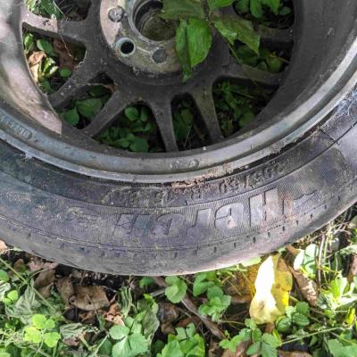 4 Alufelgen 4Loch mit Reifen Heron 205/50R15 und eine Stahlfelge mit - thumb