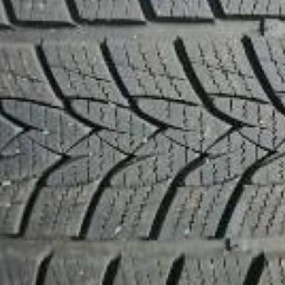 Gute Winterreifen abzugeben 225/50 18 Zoll V-Reifen bis 240 stundenkil - thumb