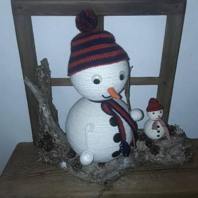 Schneemänner auf Holzwurzel - thumb