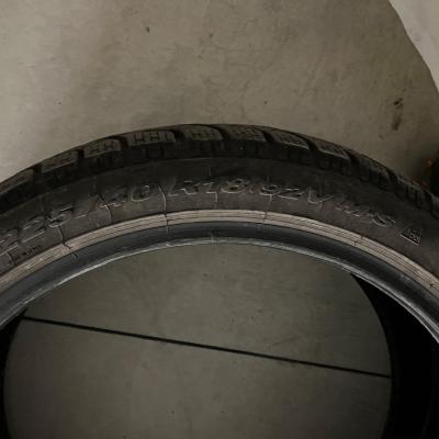 Winterreifen: Pirelli wie neu, 5.000km gefahren, 225/40 R18 92 V M+S - thumb