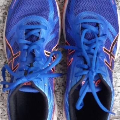 Neuwertige Assics Damenlaufschuhe zu verkaufen - thumb