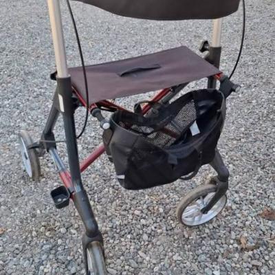 Rollator - Gehhilfe - thumb