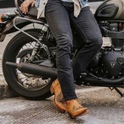 Cowboystiefel oder Motorradstiefel (männlich) - thumb