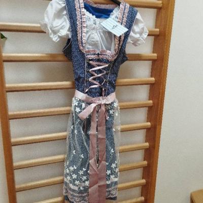 Neues Dirndl mit Etikett - thumb