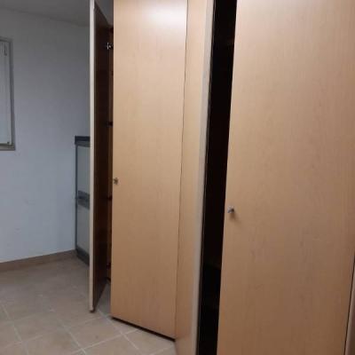 Hochwertiger Schlafzimmerschrank aus Vollholz, sehr gut erhalten - thumb