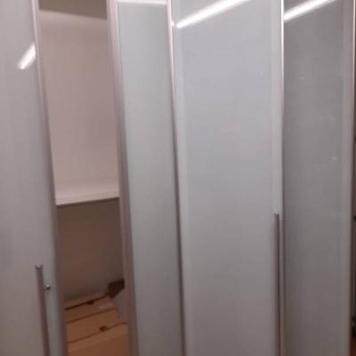 Exklusiver Schlafzimmerschrank aus Vollholz mit Metallapplikationen - thumb