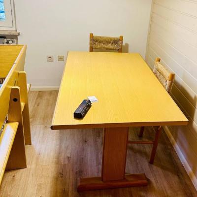 1 Tisch 1 Wohnzimmer-und 1 Fernsehtischchen. - thumb