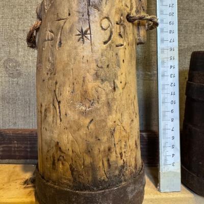 Holzmörser und Holzbehälter datiert   1798 - thumb
