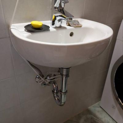 Waschbecken, Heizkörper und Unterbauschrank - thumb