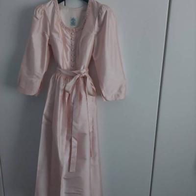 Elegantes Seiden-Dirndl - thumb