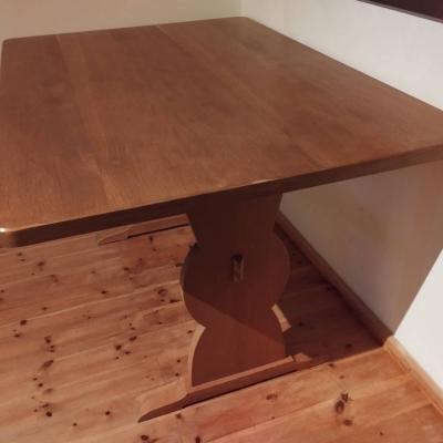 Tisch aus Holz - thumb