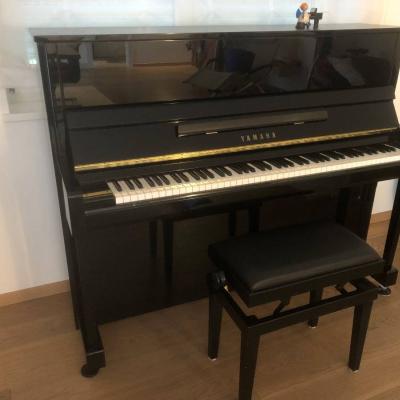 Neuwertiges Wandklavier Marke Yamaha - thumb
