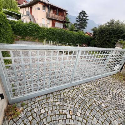 Elektrisches Zufahrtstor mit Fußgängertor - thumb