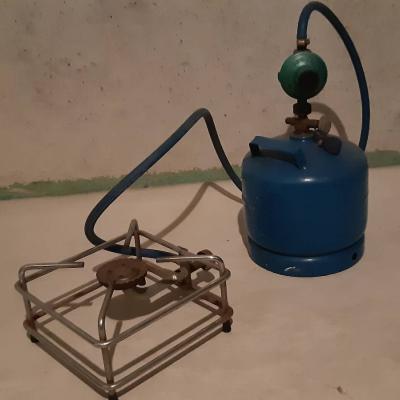 großer Campingkocher mit Gasflasche - thumb