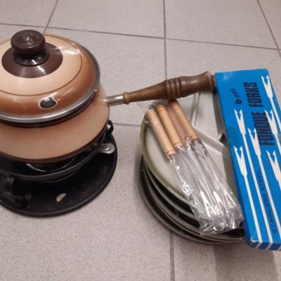 Fondueset mit Tellern und Gabeln - thumb