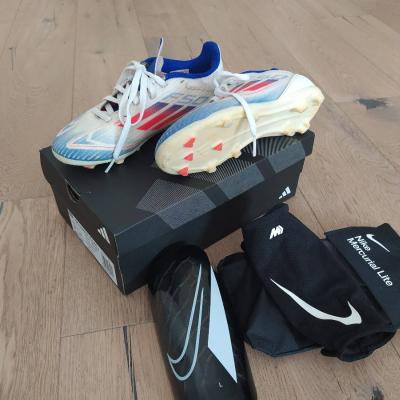 Fussballschuhe Gr. 33 und Schienbeinschoner - thumb