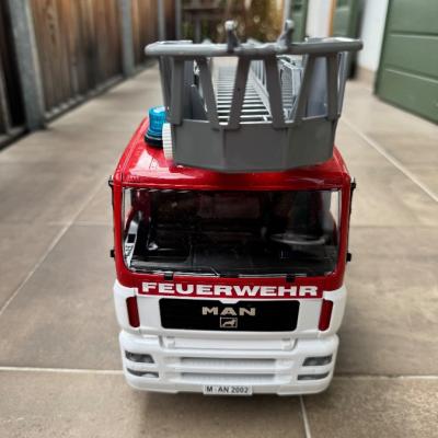 MAN-Feuerwehrfahrzeug mit Drehleiter - thumb