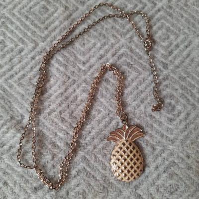 Goldfarbene Kette mit Ananas-Anhänger - thumb