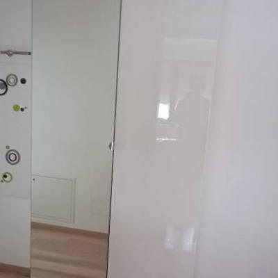 Weißer Schrank mit Spiegelfront – kaum verwendet - thumb
