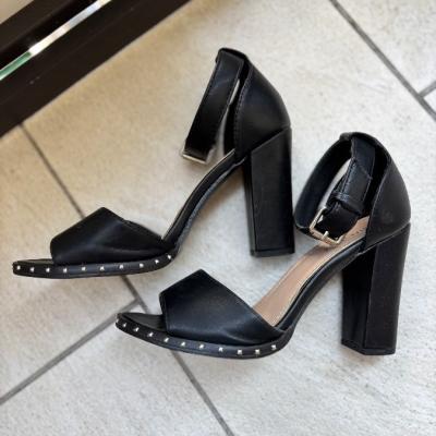 Stöckelschuhe mit Nietenverzierung - thumb