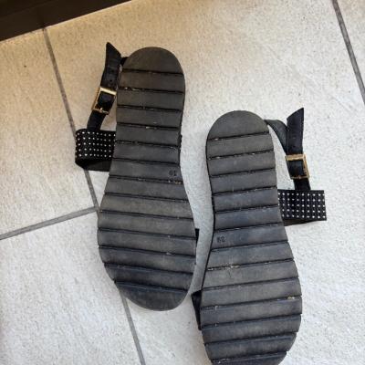 Sandalen mit Nietverzierung - thumb