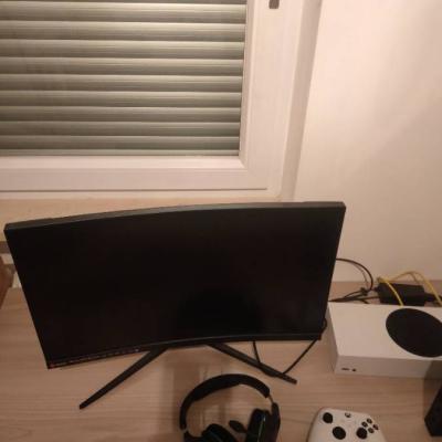 Verkaufe eine neue Xbox One mit Bildschirm und 1 neuen Controller - thumb