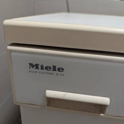 Miele Waschmaschine zu verschenken - Wäscht aber läuft aus - thumb