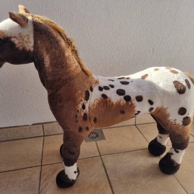 gr. Pferd zum draufsitzen, wiehert,wenn man am Ohr drückt - thumb