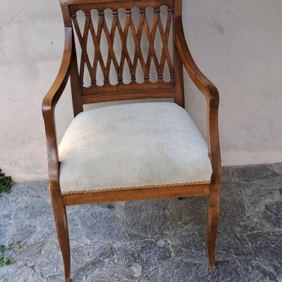 Gut erhaltener antiquer runder Tisch und sessel - thumb