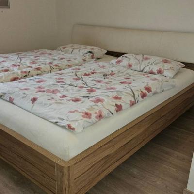 Doppelbett 200x200cm komplett mit Lattenrost/Matratzen/Nachttisch - thumb