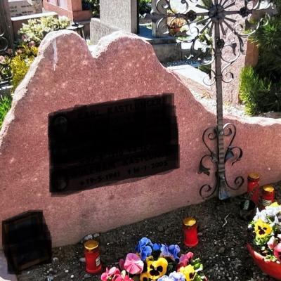 Grabstein mit schmniedeisernem Kreuz für Doppelgrab in Meran-Untermais - thumb