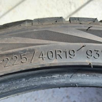 2 Winterreifen 225/40 R19 93V - thumb