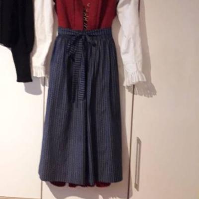 Echtes Meraner Dirndl zu verkaufen - thumb