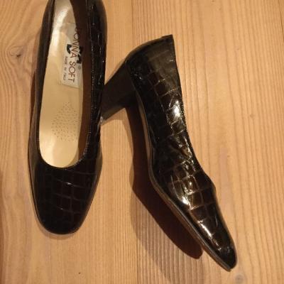 Brauner eleganter Damenschuh von Donna Soft - thumb
