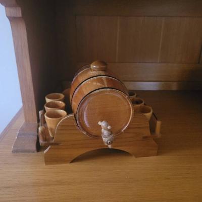 Weinfass und 6 Becher aus Holz/Botte da vino con 6 bicchieri in legn0 - thumb