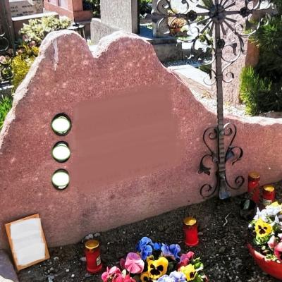 Grabstein mit schmiedeisernem Kreuz im Friedhof Meran-Untermais - thumb