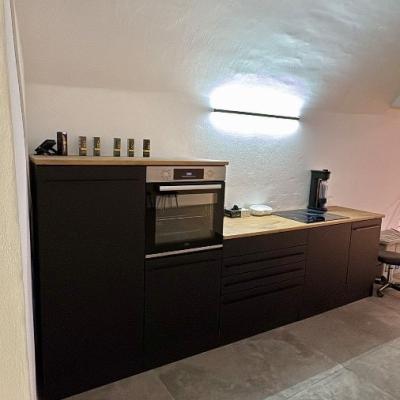 Schwarze Einbauküche mit Geräten - thumb