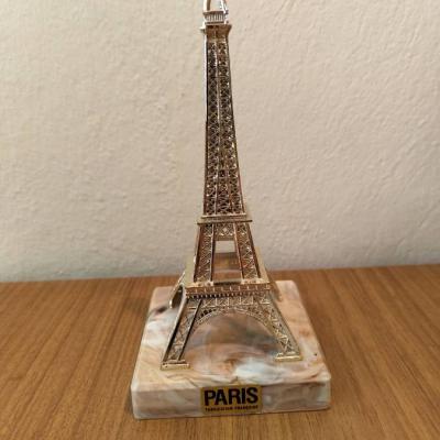 Statue des Eiffelturms - thumb