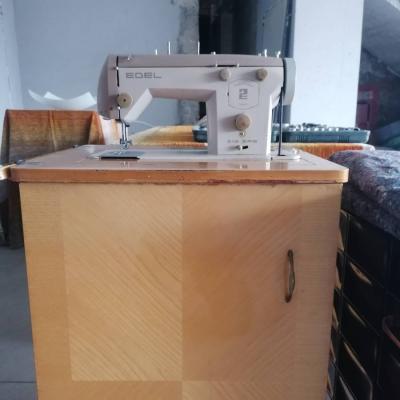 Nähmaschine im Möbelstück - thumb