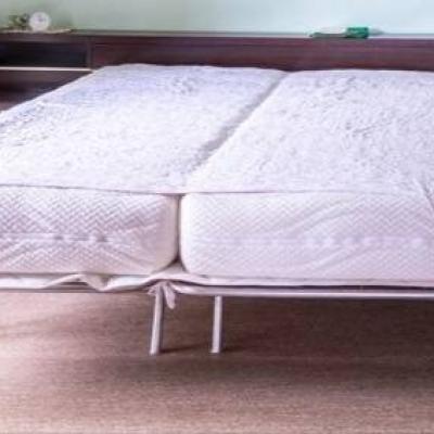 Zwei Bettgestelle mit Matratzen. - thumb