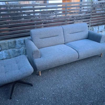 neuwertige Couch und Hocker - thumb