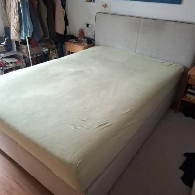 Boxspringbett, kleiner Schreibtisch und Bürosessel - thumb
