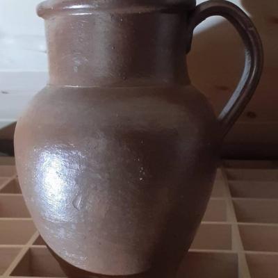 Krug und Holzstück - thumb