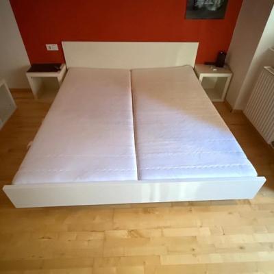 Ikea Bett Malm mit Madratzen und Nachtkästchen - thumb