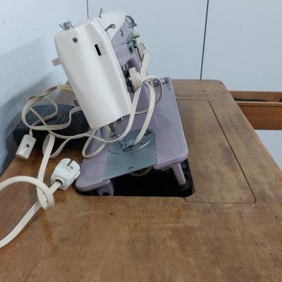 Nähmaschine mit Nähtisch - thumb