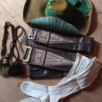 Antike Teile einer Tracht - thumb