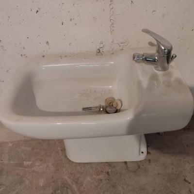 Bidet mit Armaturen - thumb